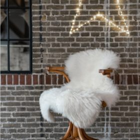 Schapenvacht Woolwhite in stoel 2
